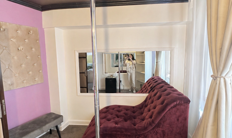 Deluxe room PURPLE 5 cu balcon si bara de dans